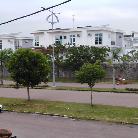 Dkamar Homestay At Desaru, Fully Aircond, Wifi, Coway, Street View 4 Min To Desaru Beach Kangkar Chemaran المظهر الخارجي الصورة
